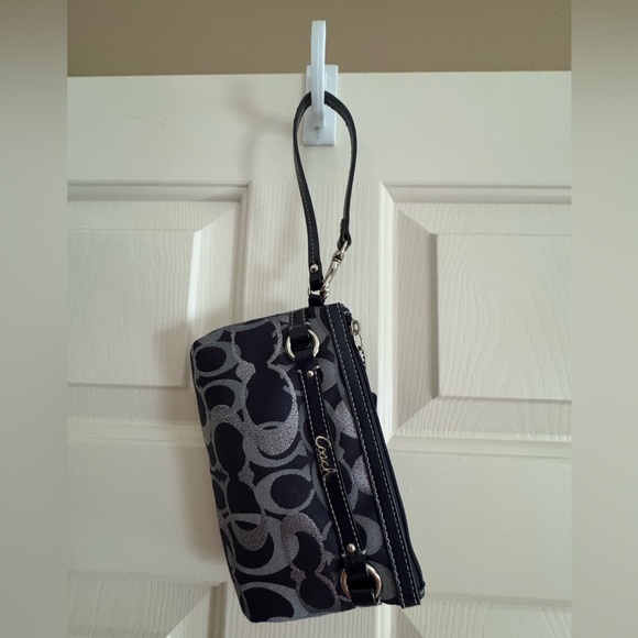 💙🩶Coach Signature Pattern Navy & Silver Wristlet. Leather trim, Silver Hardware. - Picture 4 of 9
